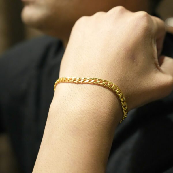 Sleek Cuban Link Bracelet β Polished Gold-Tone Minimalist Style